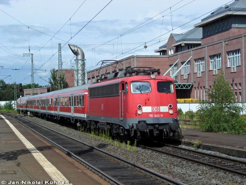 110 443-9 zieht ihre RB am 2.7.07 in den Bahnhof Gieen.