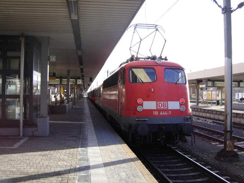 110 444-7 steht vor RB 18122(Mannheim-Bensheim) am 4.1.05 in ihrem Startbahnhof.