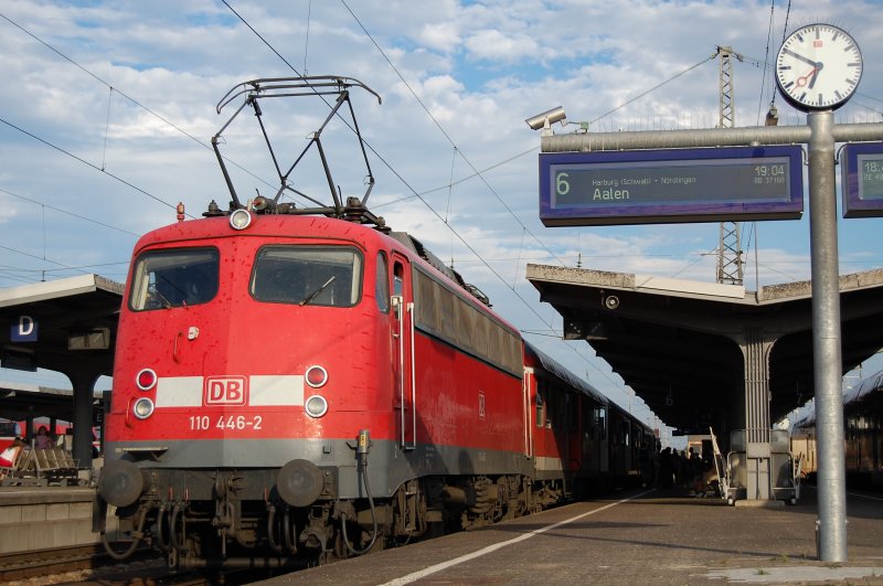 110 446-2 ist am 15.08.07 gerade mit der RB 37163 aus Aalen auf Gleis 6 des Donauwrther Bahnhofs angekommen. Um 19:04 wird sie die Reise zurck nach Aalen antreten, jedoch als RB 37168.