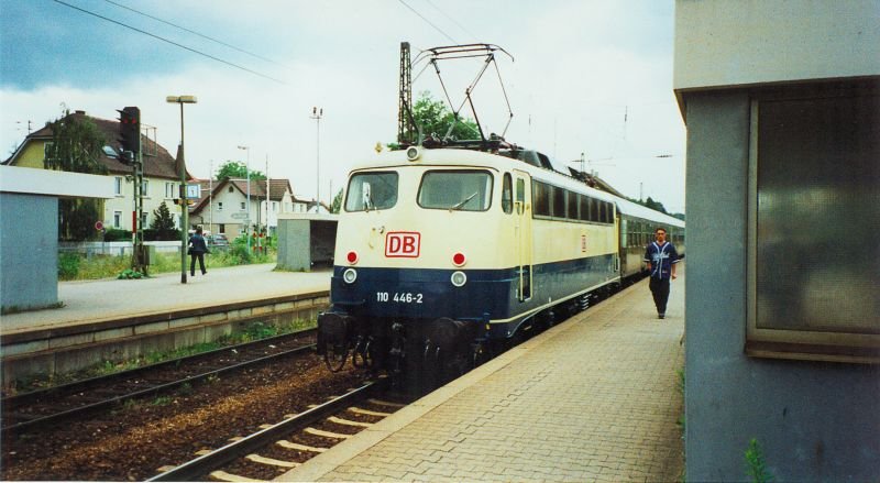 110 446-2 im Bahnhof Wendlingen/Neckar nach T�bingen. (1999)