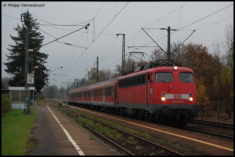 110 446-2 fhrt am 03.11.07 mit RB 37162 aus dem Goldshfer Regionalbahnhof und nhert sich nun dem Ziel, dem Bahnhof Aalen.