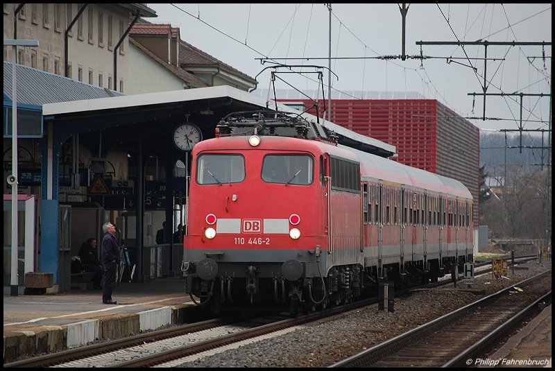 110 446-2 steht am 17.03.08 mit RB 37162 aus Donauwrth auf Gleis 1 des Aalener Bahnhofs.