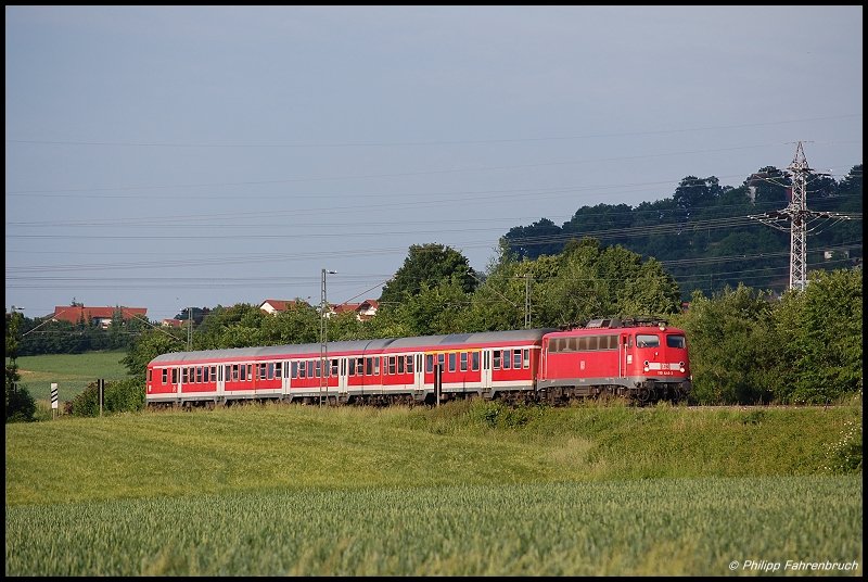 110 446 befrdert am Abend des 03.06.08 RB 37168 von Donauwrth nach Aalen, aufgenommen am Km 76,8 der Remsbahn (KBS 786) bei Aalen-Hofen. Der nchste Halt ist gleichzeitig Fahrtziel, der Aalener Bahnhof auf Gleis 1.
