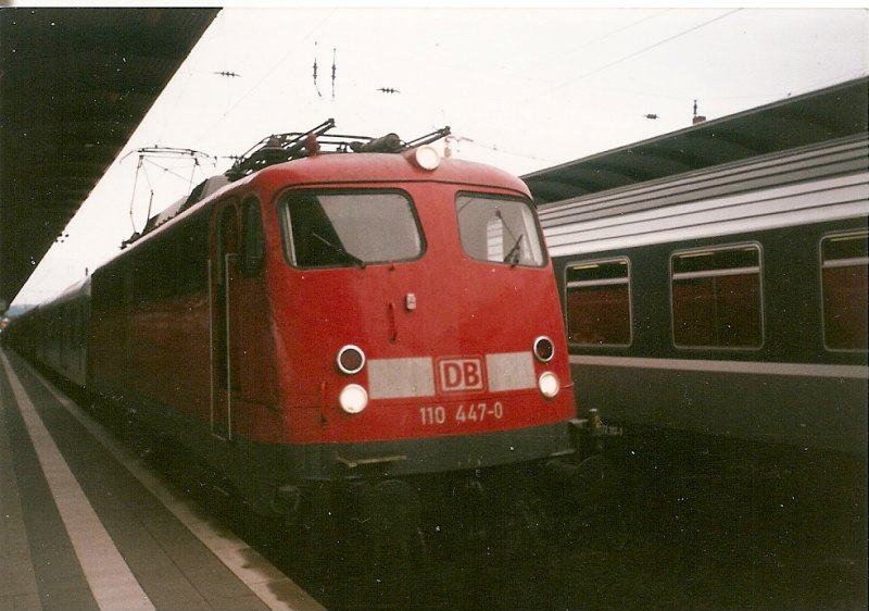 110 447 an einem Oktobermorgen 2000 im Bahnhof von Kaiserslautern.