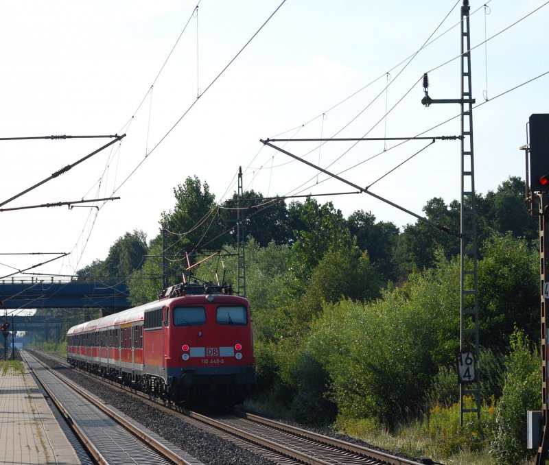 110 449-6 schiebt am 6.8.09 den RE 14442 Hannover-Nienburg nach Wunstorf, kurz nach Dedensen/Gmmer.