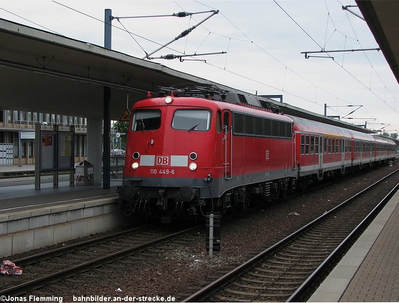 110 449 hat soeben mit ihrem RE aus Hannover Wolfsburg erreicht. Die Aufnahme stammt vom 02.06.07