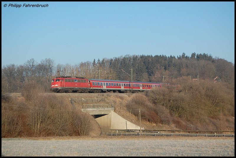 110 450-2 schiebt am Morgen des 22.12.07 ihre RB 37147 von Aalen nach Donauwrth, aufgenommen bei Goldshfe.