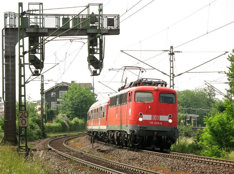 110 450-4 am 30.05.2008 mit einem RE nach Stuttgart in Tamm.