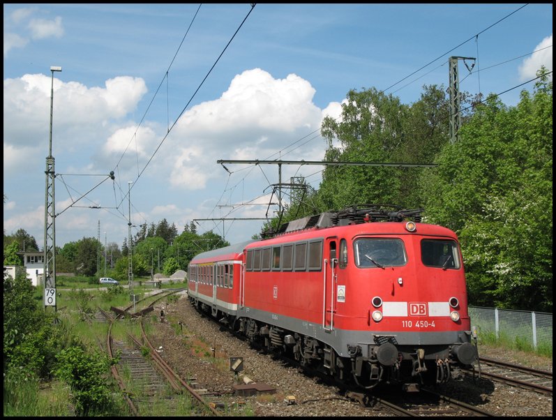 110 450-4 zog am Nachmittag des 16.05.2008 eine RegionalBahn von Donauwrth nach Aalen. Hier fhrt der Zug gerade in den Bahnhof Goldshfe ein.