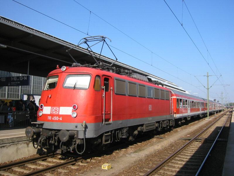110 450 am 04.09.2004 in Karlsruhe Hbf, an einem Bahnsteig auerhalb der Halle. Die Lok hat gerade einen Regionalzug aus Konstanz nach Karlsruhe gebracht.