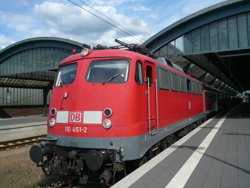 110 451-2 steht am 14.6.2008 mit einem Regionalexpress nach Emden in Oldenburg Hbf auf Gleis 6.