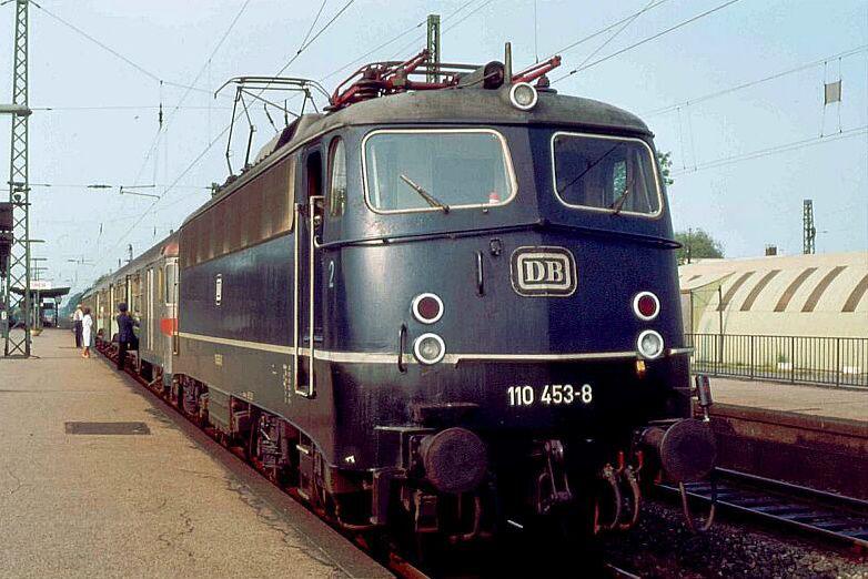 110 453-8 mit einem Eilzug im Bf Bnen an der Strecke Hamm-Unna-Hagen(1982).  