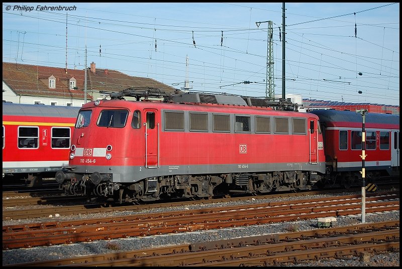 110 454-6 ruht sich am Samstagmorgen des 22.09.07 mit ihrer RegionalBahn-Garnitur im Pendel Aalen-Donauwrth in der Abstellgruppe des Aalener Bahnhofs aus.