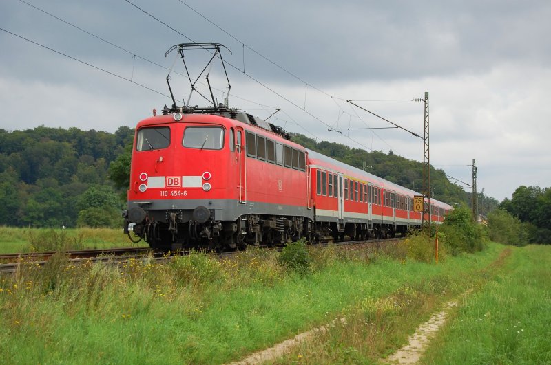 110 454-6 schob am 21.08.07 eine RegionalBahn von Geislingen (Steige) nach Ulm HBF, hier in Hhe Halzhausen an der Filsbahn aufgenommen.