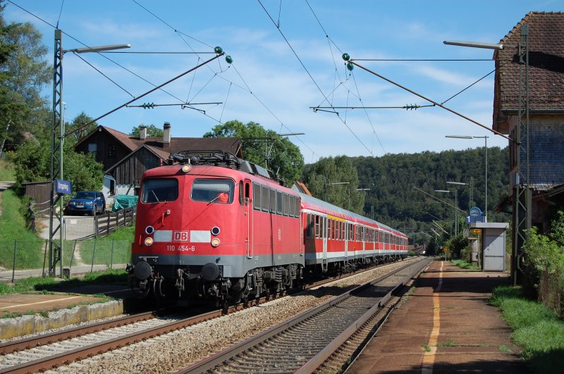 110 454-6 stand am 24.08.07 mit einer RegionalBahn nach Geislingen (Steige) im Haltepunkt Urspring.