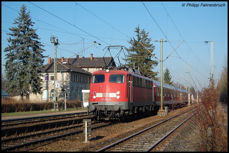 110 454-6 steht am 21.12.07 mit RB 37153 von Aalen nach Donauwrth auf Gleis 2R des Goldshfer Bahnhofs.