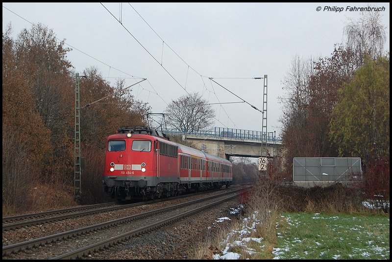 110 454-6 zieht am 18.11.07 RB 37154 von Donauwrth nach Aalen, aufgenommen bei Aalen-Hofen.