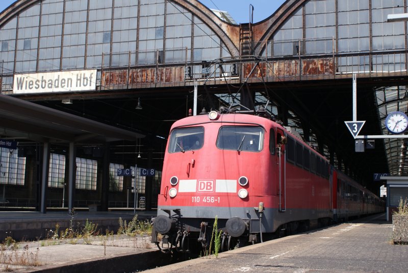 110 456-1 (An) + 110 438-9 (Ab) im Sandwich mit einem Regional Express in Wiesbaden Hbf am 15.07.2008