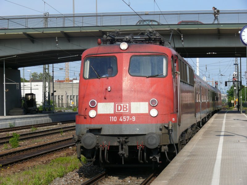 110 457-9 mit dem RE aus Passau richtung Donauwrth bei der Einfahrt in Regensburg Hbf, 9.5.2009