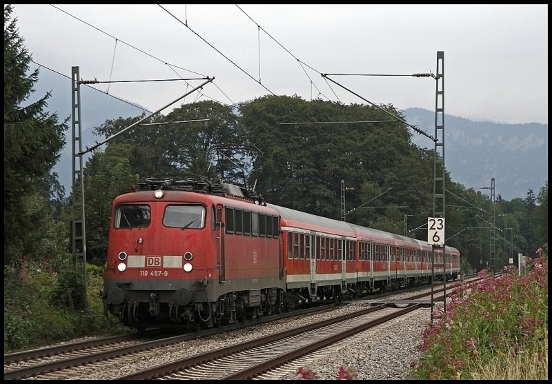 110 457 (9180 6110 457-9 D-DB) schleppt die RB 30114 nach Rosenheim.
