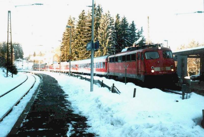 110 458 fhrt am Rosenmontag 2003 den einzigen n-Wagen-Zug auf der Strecke Titisee-Seebrugg,und zwar den durchgehenden RE nach Offenburg,der in der Fahrplanlage des IR Seebrugg-Norddeich fhrt.Dieser IR ist seit 2001 Geschichte.
Hier beim Kreuzungshalt in Feldberg-Brental.