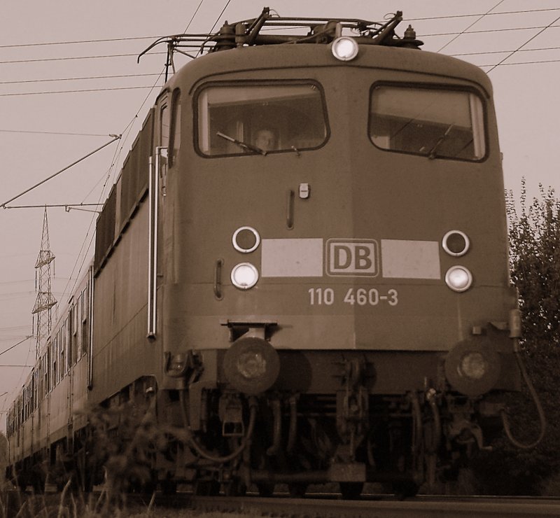 110 460-3 zieht am 07.10.07 eine abendliche RegionalBahn von Donauwrth nach Aalen, hier bei Aalen-Hofen aufgenommen.
