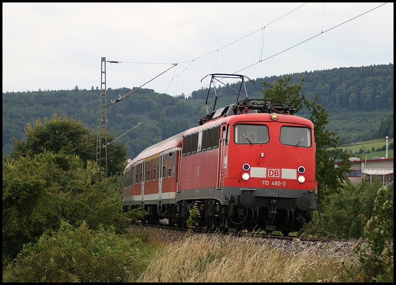 110 460-3 zog am 24.07.2008 eine RB von Donauwrth nach Aalen. Hier hat der Zug gerade den Bahnhof Westhausen verlassen; nchster Halt war Goldshfe.