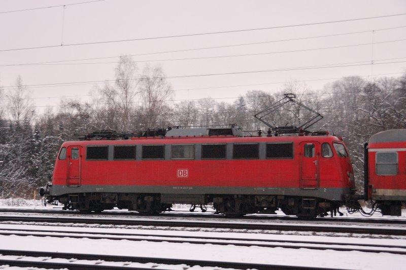110 463-7 (Bgelfalte) zieht eine RB Richtung Donauwrth auf die KBS 993 mit Endstation Regensburg. Eine wrdige Vertreterin der BR 111, vor allem eine Lok mit Flair. 