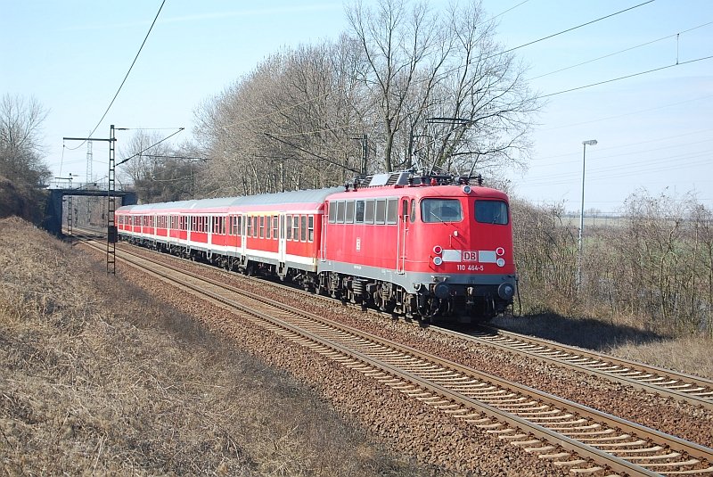 110 464-5 mit Fussball-SDZ (vmtl. aus Wolfsburg) am 21.03.2009 durch Ahlten -> Misburg