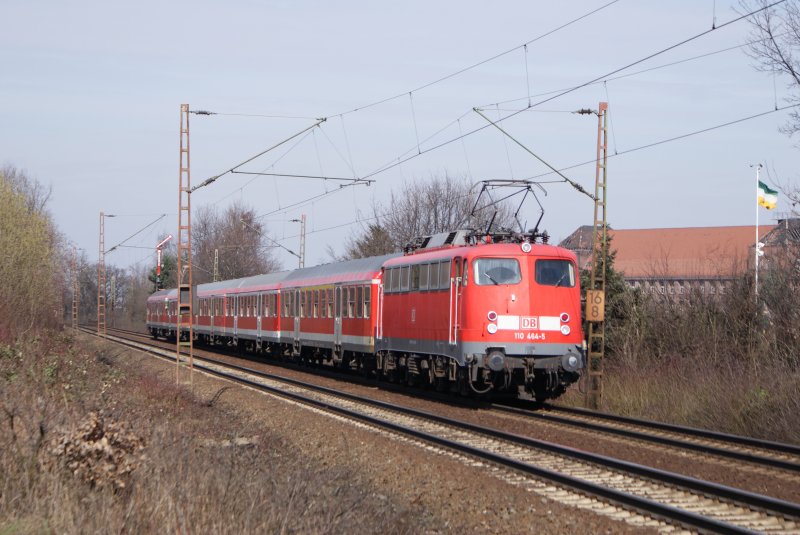 110 464-5 mit Fuballsonderzug in Limmer am 21.03.09