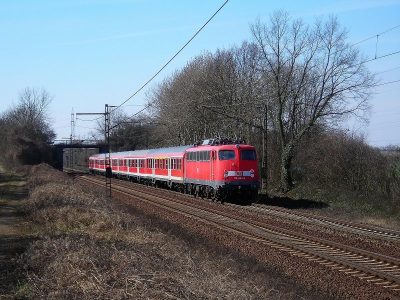 110 464 in Ahlten mit einem Fu�ballsonderzug