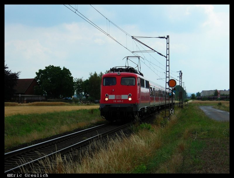 110 465 hat soebend den Bahnhof Petershagen-Lahde verlassen