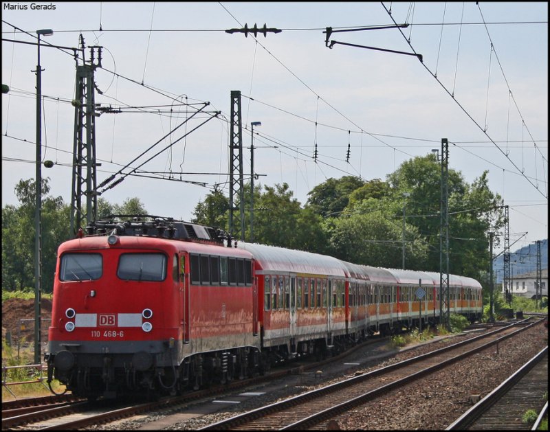 110 468 steht mit dem Verst�rkerpark von gestern abgestellt in Minden neben dem Bf 1.8.2009