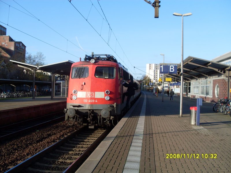 110 469-4 hat einen Schaden am Hauptschalter, der Lokfhrer
verlsst die Lok. Der Zug steht 2 Stunden auf Gleis 1 in
Peine, bevor er dann von einer 143 aus Braunschweig kommend
und lange wartend in Peine (Gegenverkehr und berholverkehr)
den Zug mit Lok nach Hannover schleppt.