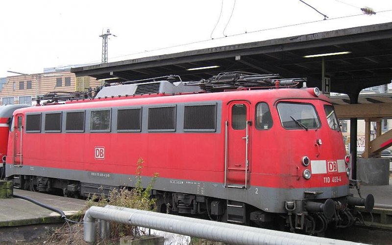 110 469 wurde am 3.11.2008 von 110 473 zusammen mit ihrem Nahverkehrszug in den Bremer Hauptbahnhof geschleppt.