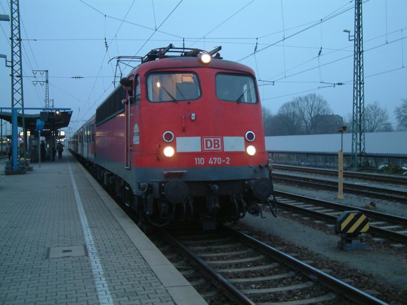 110 470 am 14. Dezember im Karlsruher Hauptbahnhof (Gleis 14) , RE 31119 nach Offenburg