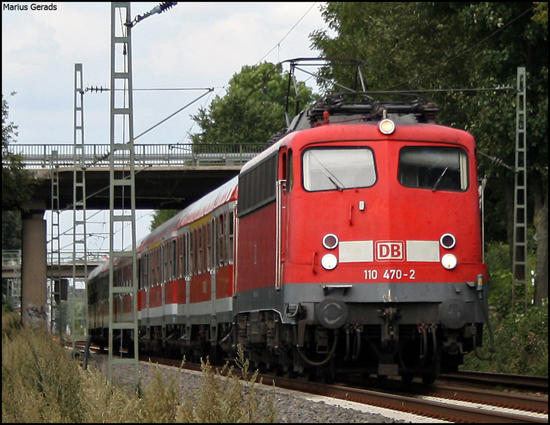 110 470 mit dem RE11592 nach Aachen Hbf kurz hinter dem Bahnhof Geilenkirchen 21.8.09