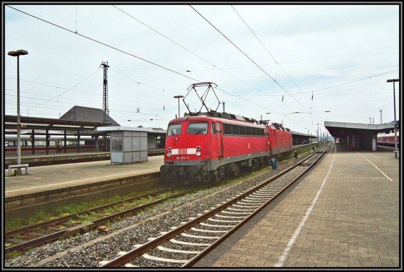 110 470 wartet mit der 143 167 im Schlepp auf die Weiterfahrt. Aufgenommen am 13.04.2007 in Hamm (Westf).