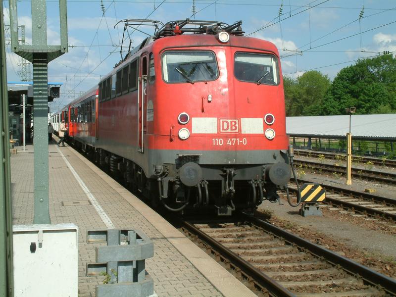110 471 mit RE 31119 nach Offenburg, jetzt bei sch�nem Wetter, anders als bei http://www.bahnbilder.de/name/einzelbild/number/29124/kategorie/Deutschland%7EE-Loks%7EBR+110/offset/0.html