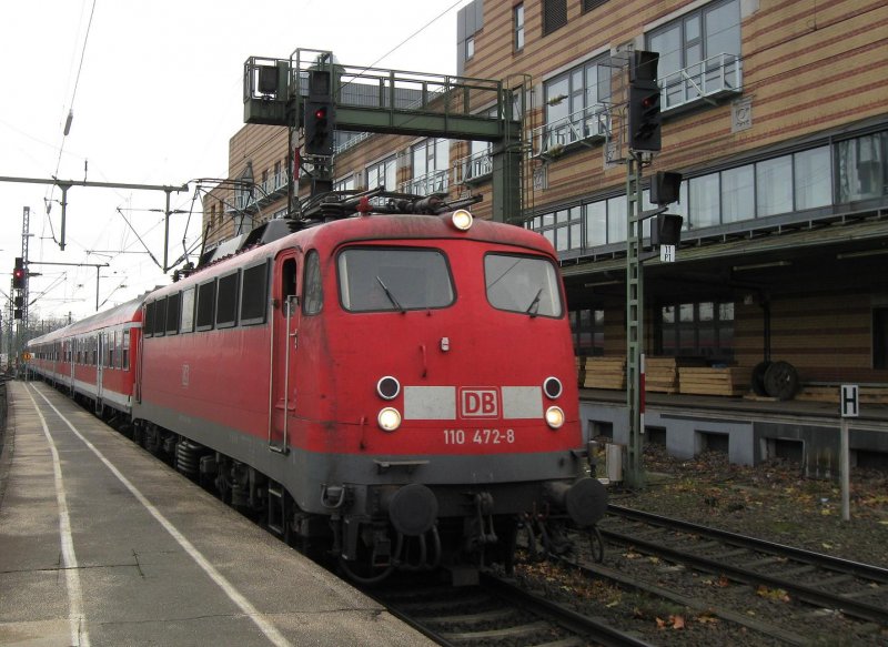 110 472 bei der Einfahrt mit ihrer Regionalbahn aus Oldenburg in den Hbf. Bremen am 28.11.2008.