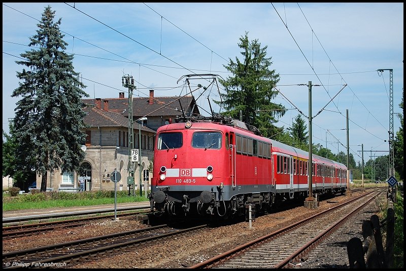 110 483 bringt am 22.06.08 RB 37154 von Donauwrth nach Aalen, aufgenommen bei der Ausfahrt aus dem Goldshfer Bahnhof. Der nchste Halt ist gleichzeitig auch der letzte, der Zielbahnhof Aalen.