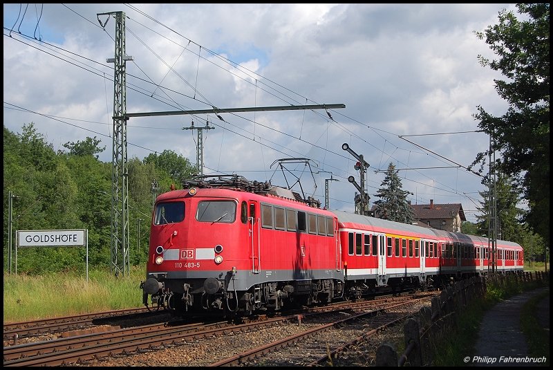 110 483 bringt zur Vormittagszeit des 21.06.08 RB 37150 von Donauwrth nach Aalen, aufgenommen bei der Ausfahrt aus dem Goldshfer Bahnhof. Ein senkrecht durchs Bild ragender Funkmast wurde nachtrglich unsichtbar gemacht... ;-)