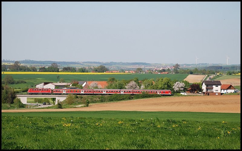 110 483 ist mit der RB 37161 unterwegs nach Donauwrth. Aufgenommen mit Blick auf Frankenreute am 09.Mai 2008.