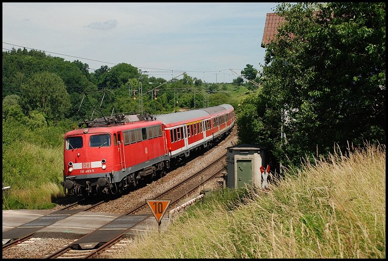 110 483 war am 22.Juni 2008 mit einer RegionalBahn nach Aalen unterwegs. Aufgenommen zwischen Goldshfe und Hofen(b.Aalen).