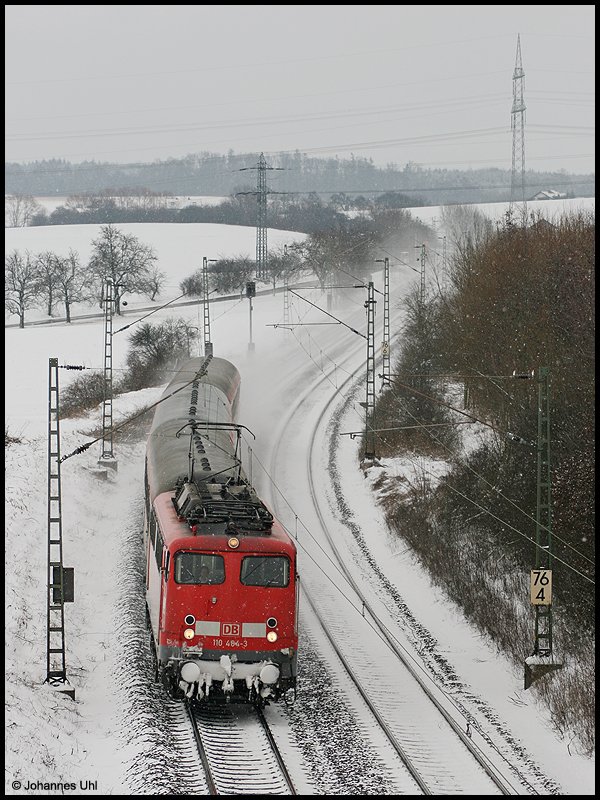 110 484-3 konnte ich am Nachmittag des 13.02.2009 mit ihrer RB von Donauwrth nach Aalen bei Hofen aufnehmen. Der vorhergehende Halt des Zuges war Goldshfe und der folgende ist bereits der Zielbahnhof Aalen, da fast alle Riesbahn - RB´s in Hofen und Wasseralfingen nicht halten.