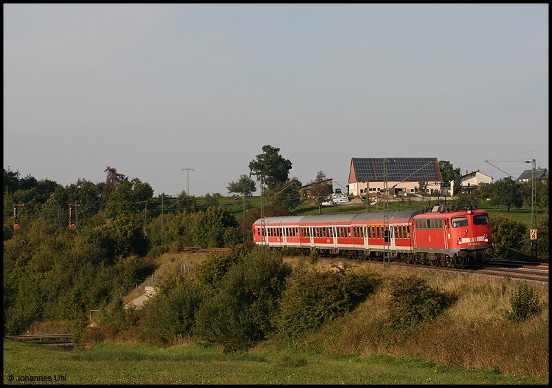 110 484-3 zog am 19.09.2008 eine RB von Donauwrth nach Aalen. Hier hat sie gerade den Bahnhof Goldshfe verlassen; nchster Halt und zugleich auch der Zielbahnhof des Zuges war Aalen.