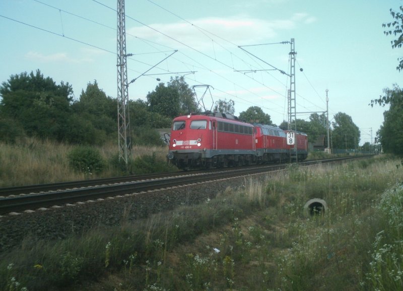 110 486 fhrt einen Lokzug, bestehend aus 110, 218 und einer
112 in Hhe Peine-Vhrum an