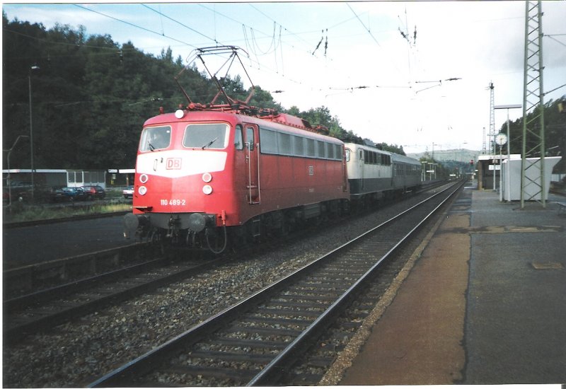 110 489-2 mit 140 XXX-X im Schlepp und der RB G�ttingen - Bebra. Datum unbekannt. Foto-Scan.