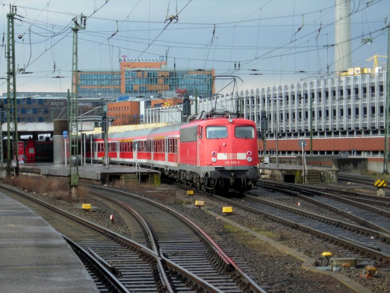110 489 in Hannover HBF mit einem RE nach Norddeich.