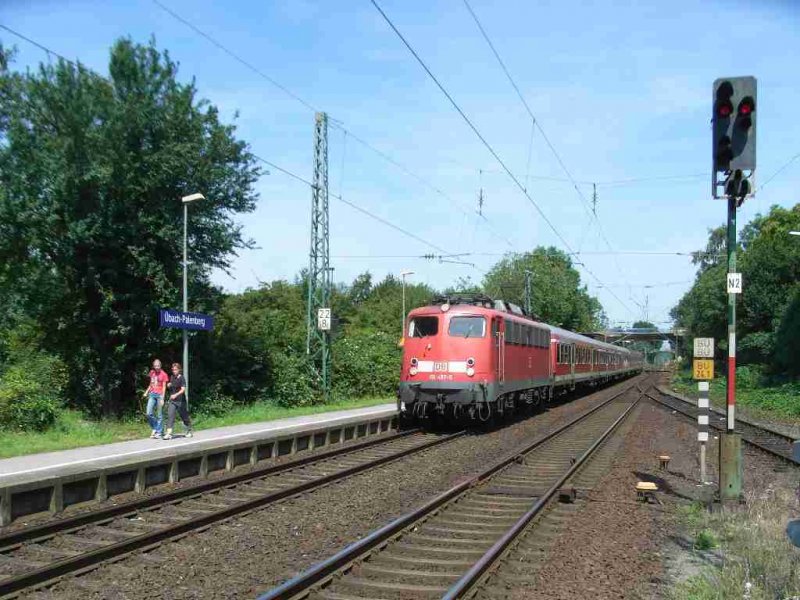 110-491 fhrt mit dem aus 5 Wagen bestehenden RE10416 aus Richtung Dortmund-Mnchengladbach kommend in bach-Palenberg ein, um weiter nach Aachen zu fahren.

01.08.2007  bach-Palenberg 